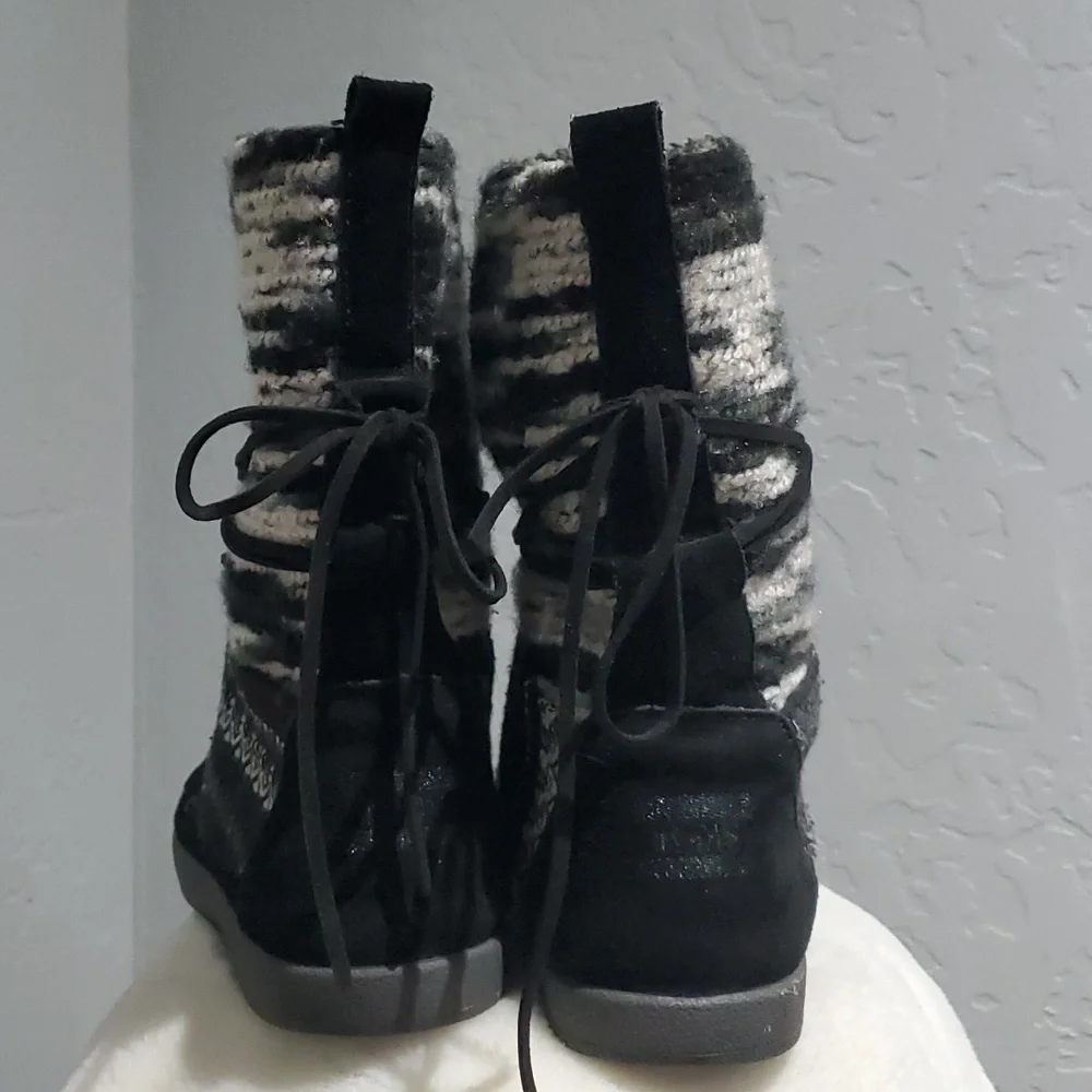 WOMENS TOMS BLACK SUEDE SLIP ON BOOTS SIZE 9 MULTI COLOR STRANDS WINTER CABIN